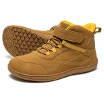 bottines garcon marron a bout large et scratch sur fond blanc