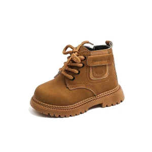 bottines garcon marron a lacets et bride sur fond blanc