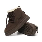 bottines garcon marron a lacets et col fourre sur fond blanc
