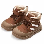 bottines garcon marron clair fourrees a scratch et bandes blanches sur fond blanc