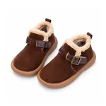 bottines garcon marron fourrees a boucle sur fond blanc