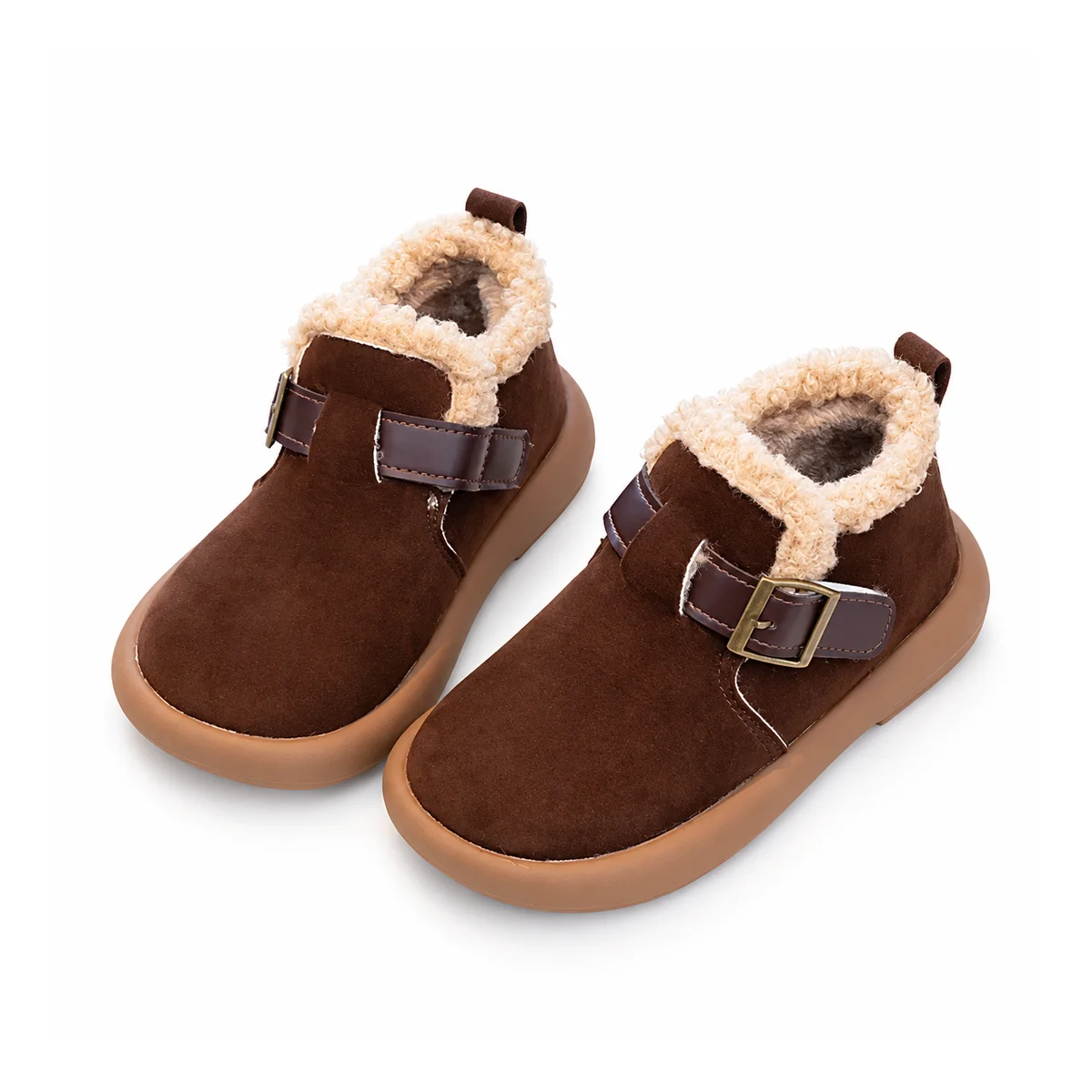 bottines garcon marron fourrees a boucle sur fond blanc