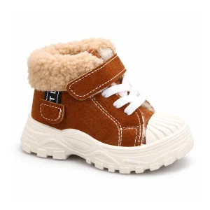 bottines garcon marron fourrees a lacets et scratch sur fond blanc