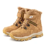 bottines garcon marron fourrees en textile a lacets sur fond blanc