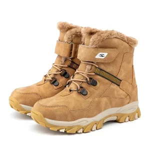 bottines garcon marron fourrees en textile a lacets sur fond blanc