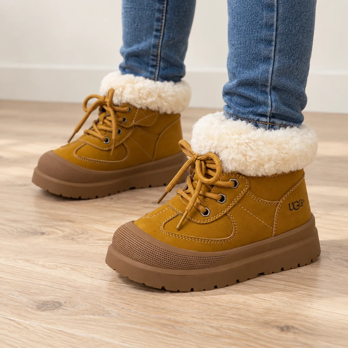 bottines garcon moutarde fourrees a lacets portees avec un jean