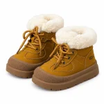 bottines garcon moutarde fourrees a lacets sur fond blanc
