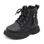 bottines garcon noires fourrees a lacets et zips sur fond blanc