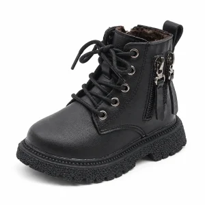 bottines garcon noires fourrees a lacets et zips sur fond blanc