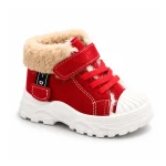 bottines garcon rouges fourrees a lacets et scratch sur fond blanc