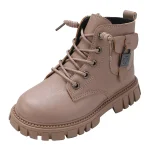 bottines garcon taupe a lacets et zip sur fond blanc