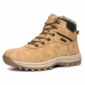 bottines homme beige kaki fourrees a semelle crantee vue de trois quarts sur fond blanc 45453