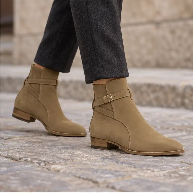 bottines homme beiges a bride croisee portees en marchant avec un pantalon sombre 45294
