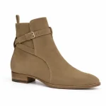 bottines homme beiges a bride croisee vue de trois quarts sur fond blanc 45294