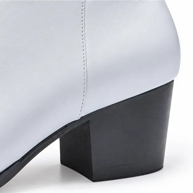 bottines homme blanches fourrees a talon et zip detail du talon et de la couture laterale 45323