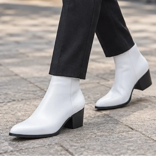 bottines homme blanches fourrees a talon et zip portees en marchant avec un pantalon sombre 45323