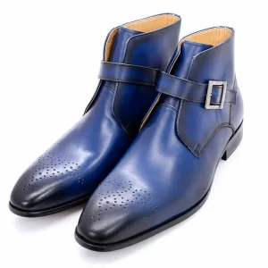 bottines homme bleues a boucle et bout effile vue de trois quarts sur fond blanc 45413
