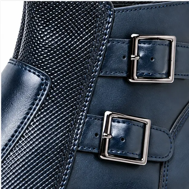bottines homme bleues a double boucle detail des doubles boucles et de lempiecement texture 45291