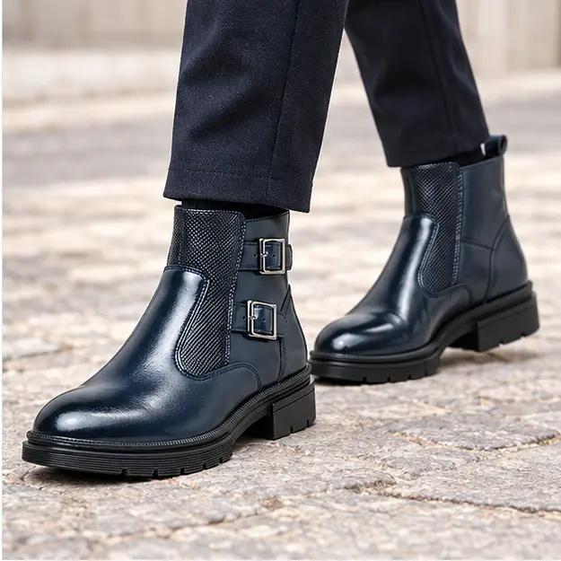 bottines homme bleues a double boucle portees en marchant avec un pantalon sombre 45291