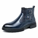 bottines homme bleues a double boucle vue de trois quarts sur fond blanc 45291