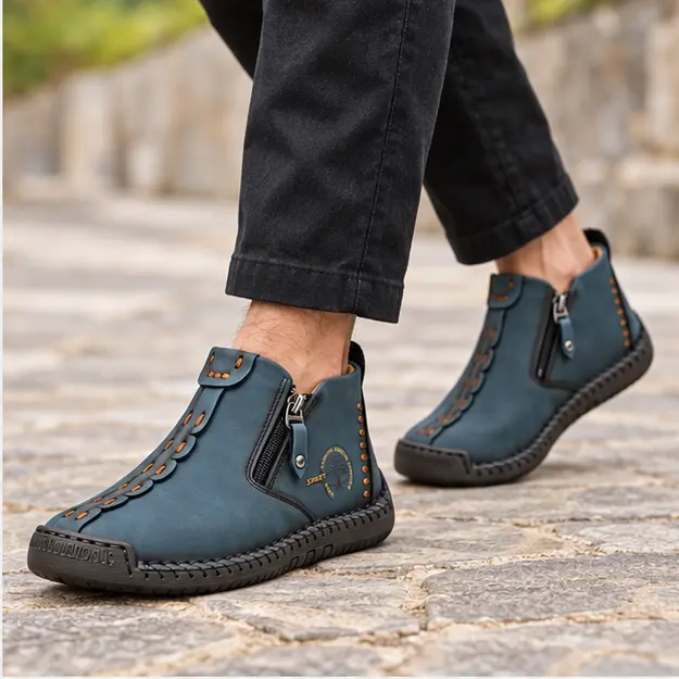 bottines homme bleues a zip style mocassin portees en marchant avec un pantalon sombre 45352