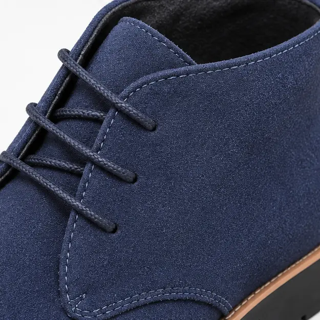 bottines homme bleues effet suede a lacets detail des lacets et de la texture suedee 45442