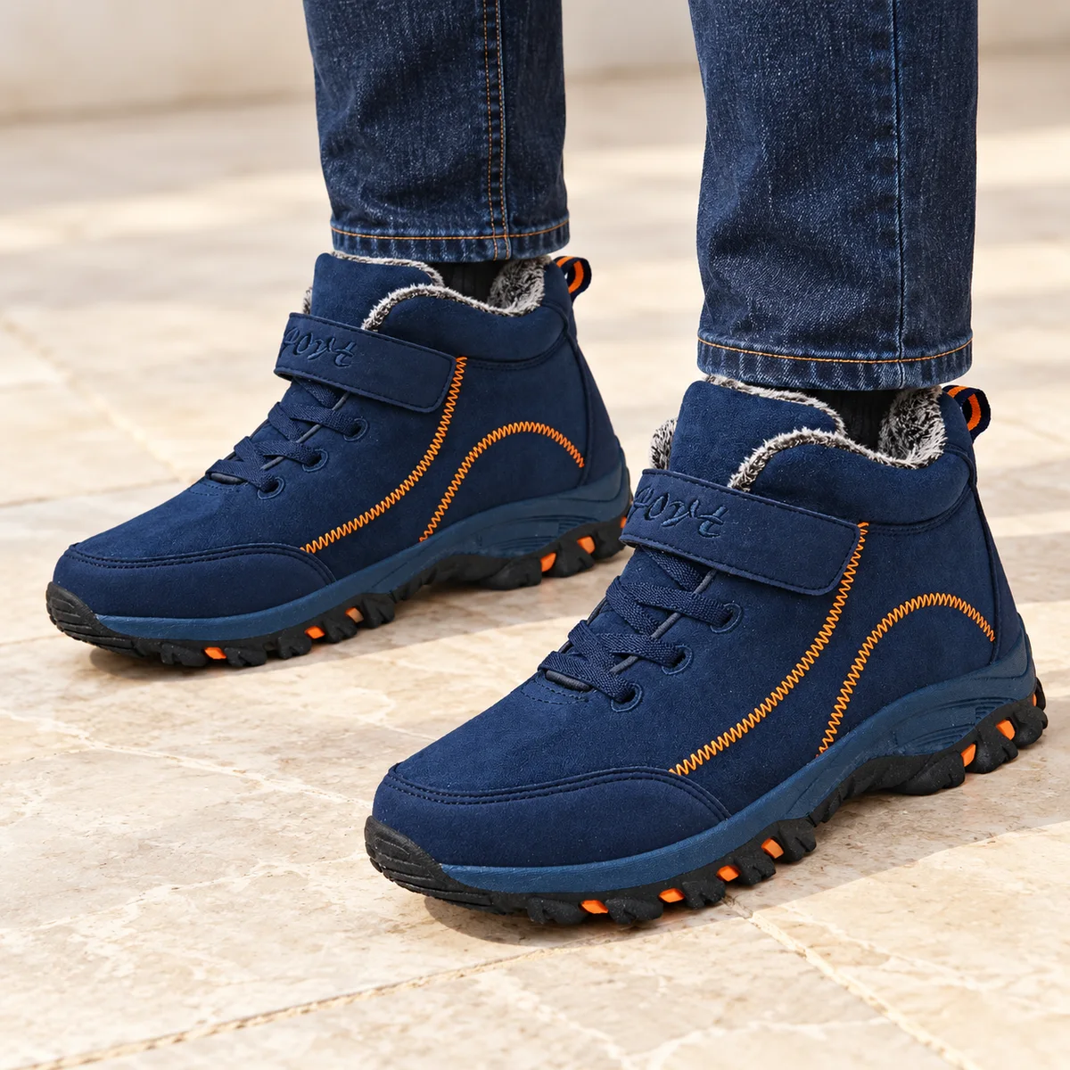 bottines homme bleues fourrees a lacets et scratch portees par un homme