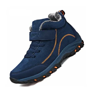 bottines homme bleues fourrees a lacets et scratch sur fond blanc
