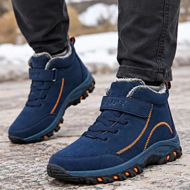 bottines homme bleues fourrees a scratch et lacets portees en marchant avec un pantalon sombre 45343