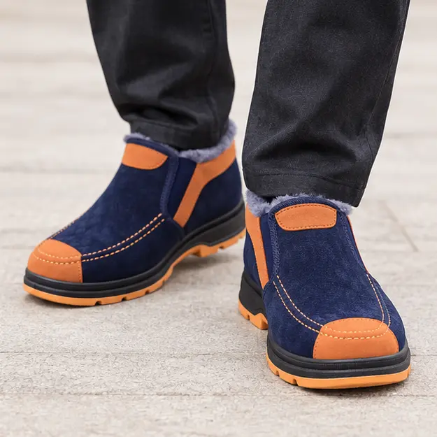 bottines homme bleues fourrees style mocassin portees en marchant avec un pantalon sombre 45460