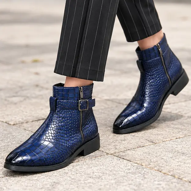 bottines homme bleues texturees a zip portees en marchant avec un pantalon sombre 45361
