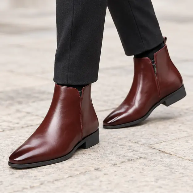 bottines homme bordeaux brillantes a bout effile portees en marchant avec un pantalon sombre 45365