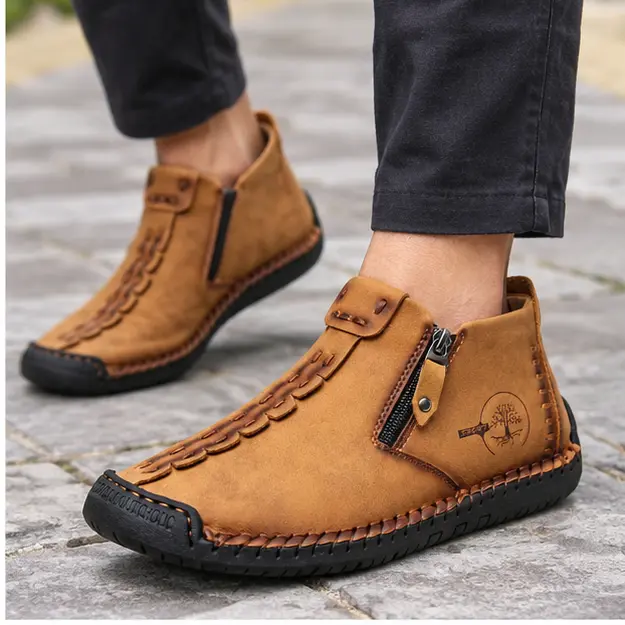 bottines homme brun jaune fourrees a zip style mocassin portees en marchant avec un pantalon sombre 45344
