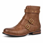 bottines homme camel a deux boucles dorees vue de trois quarts sur fond blanc 45430