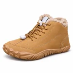 bottines homme camel fourrees a lacets vue de trois quarts sur fond blanc 45458
