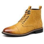 bottines homme jaune moutarde a lacets et bout patine vue de trois quarts sur fond blanc 45421