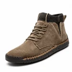 bottines homme kaki a lacets et col cotele vue de trois quarts sur fond blanc 45327