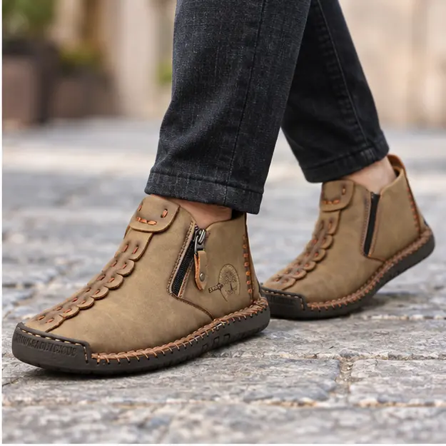 bottines homme kaki a zip style mocassin portees en marchant avec un pantalon sombre 45351