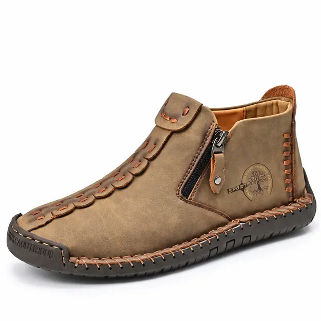 bottines homme kaki a zip style mocassin vue de trois quarts sur fond blanc 45351