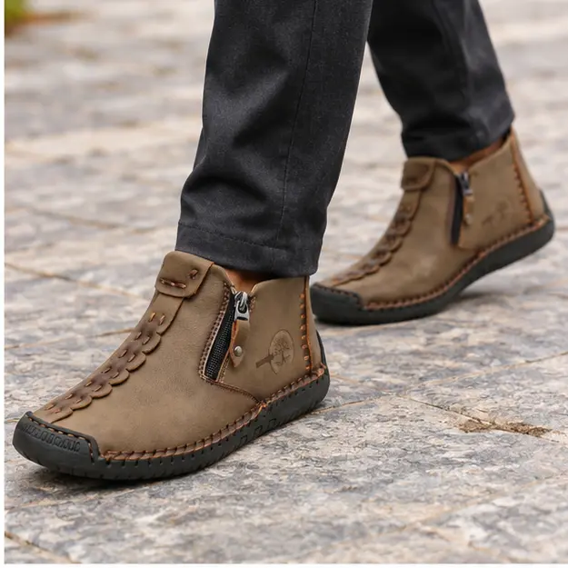 bottines homme kaki fourrees a zip style mocassin portees en marchant avec un pantalon sombre 45347