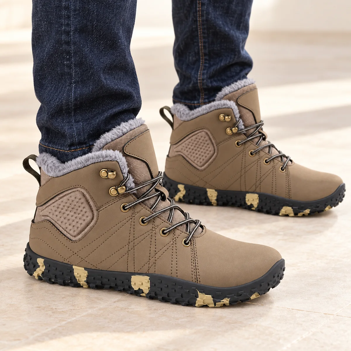 bottines homme kaki taupe fourrees a lacets portees par un homme