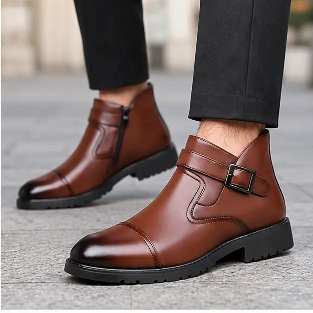 bottines homme marron a bride et boucle portees en marchant avec un pantalon sombre 45335