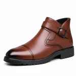 bottines homme marron a bride et boucle vue de trois quarts sur fond blanc 45335