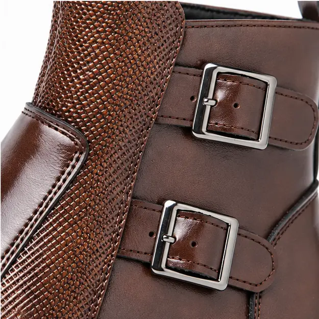 bottines homme marron a double boucle detail des doubles boucles et de lempiecement texture 45290