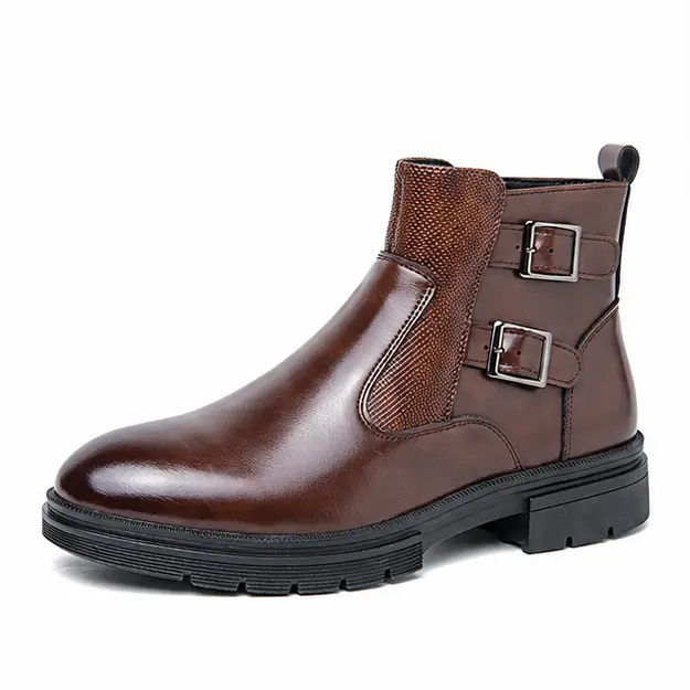 bottines homme marron a double boucle vue de trois quarts sur fond blanc 45290