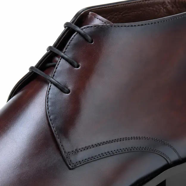 bottines homme marron a lacets et bout effile detail du lacage et de la finition lisse 45438