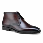 bottines homme marron a lacets et bout effile vue de trois quarts sur fond blanc 45438
