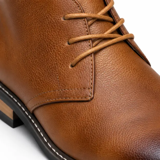 bottines homme marron a lacets et bout fonce detail du lacage et de la texture 45425