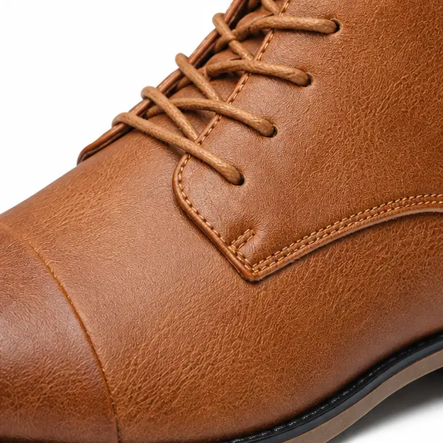 bottines homme marron a lacets et bout patine detail des lacets et des coutures 45431