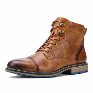 bottines homme marron a lacets et semelle bleue vue de trois quarts sur fond blanc 45436